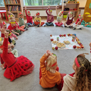 Dzieci zgłaszają się do odpowiedzi na pytanie: Dlaczego  należy jeść jabłka?