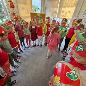 Dzieci w czasie zabawy "Szukanie jabłka"