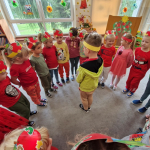 Dzieci w czasie zabawy "Szukanie jabłka"