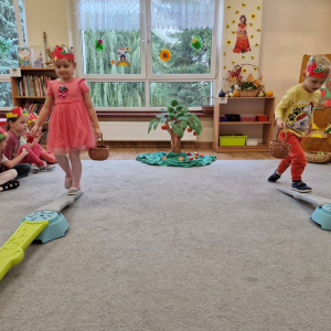 Dzieci w czasie zabawy ruchowej "Zbieranie jabłek do skrzynek"