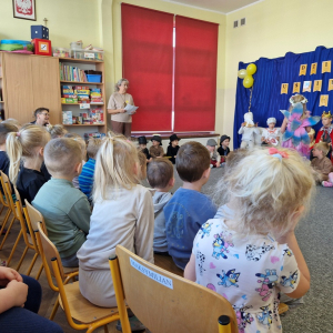 Dzieci oglądają bajkę "Uśmiech królewny"
