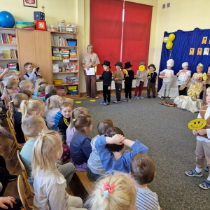 Dzieci - mali aktorzy śpiewają piosenkę związaną z "Dniem Uśmiechu"