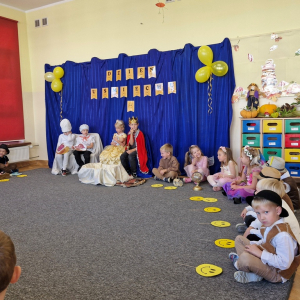 Dzieci - mali aktorzy prezentują bajkę "Uśmiech królewny"
