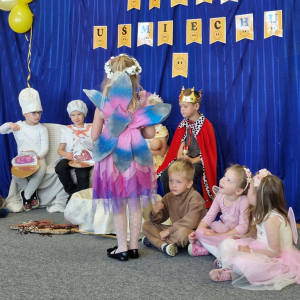 Dzieci - mali aktorzy prezentują bajkę "Uśmiech królewny"