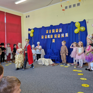 Dzieci - mali aktorzy prezentują bajkę "Uśmiech królewny"