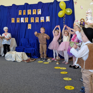 Dzieci z grup "Zuchy" i "Motyle" odgrywają swoje role w przedstawieniu "Uśmiech królewny