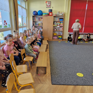 Dzieci czekają na przedstawienie "Uśmiech królewny"