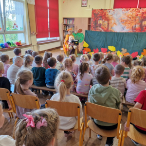 Pani Brygida w roli narratora opowiada historię  o przyjaźni, która dzieje się w lesie wśród mieszkańców lasu