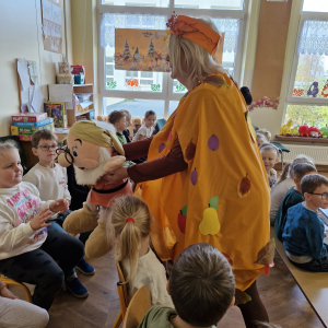 Dzieci witają się ze Skrzatem