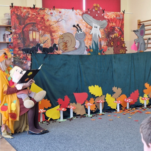 Pani Brygida w roli narratora opowiada historię  o przyjaźni, która dzieje się w lesie wśród mieszkańców lasu