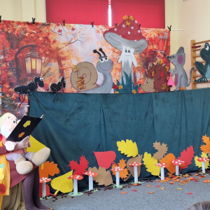 Pani Brygida opowiada historię o mieszkańcach lasu, której bohaterami są: Muchomorek Ślimak, Jeżyk, Myszka, Żabka i Mrówki