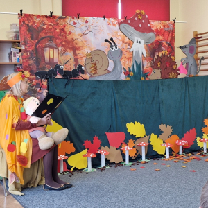 Pani Brygida w roli narratora opowiada historię  o przyjaźni, która dzieje się w lesie wśród mieszkańców lasu