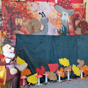 Pani Brygida w roli narratora opowiada historię  o przyjaźni, która dzieje się w lesie wśród mieszkańców lasu