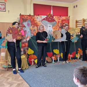 Aktorzy (nauczycielki) prezentują zwierzątka, które zagrały 