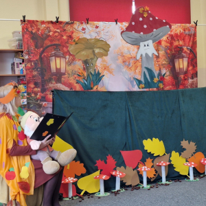 Pani Brygida w roli narratora opowiada historię  o przyjaźni, która dzieje się w lesie wśród mieszkańców lasu