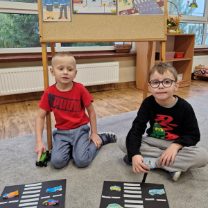 Dzieci prezentują prace plastyczne "Przejście dla pieszych"