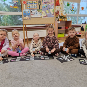 Dzieci prezentują prace plastyczne "Przejście dla pieszych"