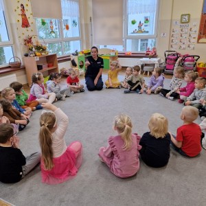 Dzieci zgłaszają się, aby udzielić odpowiedzi na pytania zadane przez Panią Izabelę