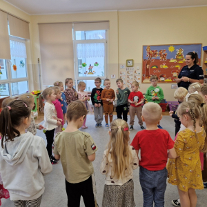 Dzieci recytują wiersz "Światła sygnalizatora"