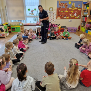 Pani Iza rozdaje dzieciom odblaski w kształcie piłki