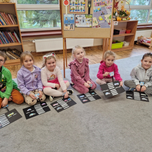 Dzieci prezentują prace plastyczne "Przejście dla pieszych"