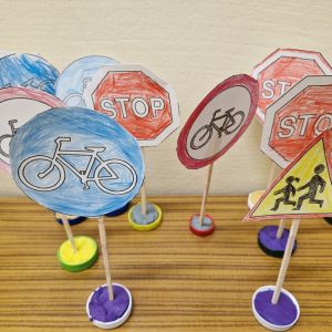 "Znaki drogowe" wykonane przez dzieci na zajęciach