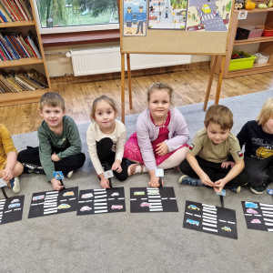 Dzieci prezentują prace plastyczne "Przejście dla pieszych"