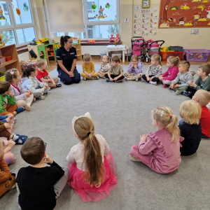 Dzieci z uwaga słuchają wiadomości przekazywanych przez Panią Izę przez