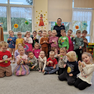 Dzieci z grupy "Skrzaty" wraz z policjantką -Panią Izą