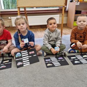 Dzieci prezentują prace plastyczne "Przejście dla pieszych"