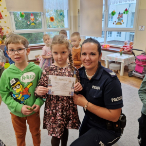 Dzieci wręczają Pani Izabeli "Podziękowanie"