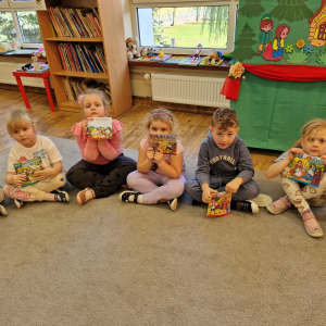 Dzieci trzymają książeczki - upominki zafundowane przez Rodziców z okazji Dnia Postaci z Bajek