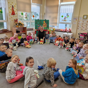 Dzieci prezentują przyniesioną z domu książkę i zabawkę - postać z tej bajki