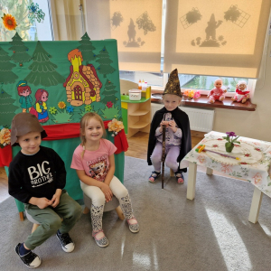 Dzieci odgrywają role: "Jasia", "Małgosi" i "Baby Jagi"