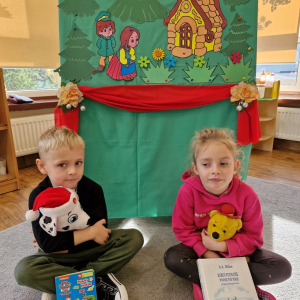 Dzieci prezentują przyniesioną z domu książkę i zabawkę - postać z tej bajki