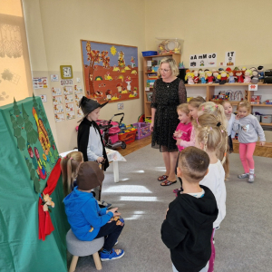 Dzieci "woźnice"  stojąc przed chatką, proszą "Babę Jagę", aby wyszła z domu