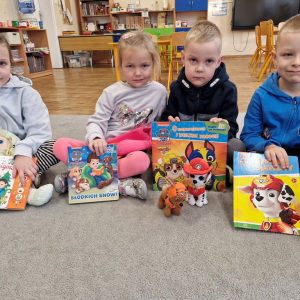 Dzieci prezentują przyniesioną z domu książkę i zabawkę - postać z tej bajki