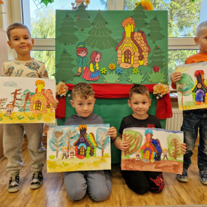 Dzieci prezentują prace plastyczne "Jaś i Małgosia w lesie"