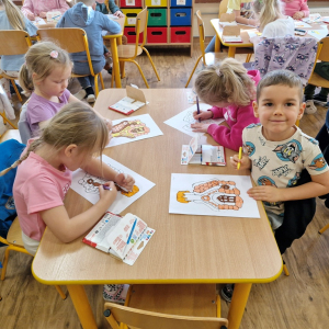 Dzieci kolorują pisakami "chatkę Baby Jagi"