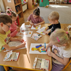 Dzieci kolorują pisakami "chatkę Baby Jagi"