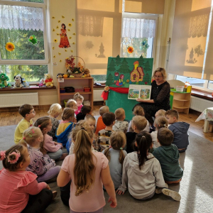 Pani Marysia czyta dzieciom bajkę Jaś i Małgosia