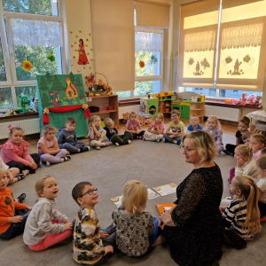 Dzieci i Pani Marysia w czasie obchodów Dnia Postaci z Bajek   