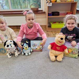 Dzieci prezentują przyniesioną z domu książkę i zabawkę - postać z tej bajki