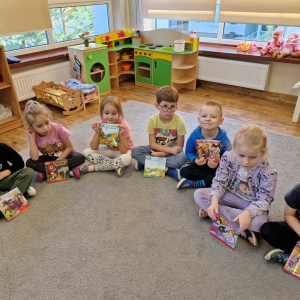 Dzieci trzymają książeczki - upominki zafundowane przez Rodziców z okazji Dnia Postaci z Bajek