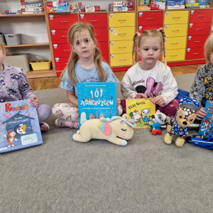 Dzieci prezentują przyniesioną z domu książkę i zabawkę - postać z tej bajki