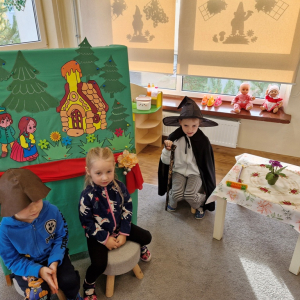 Dzieci odgrywają role: "Jasia", "Małgosi" i "Baby Jagi"