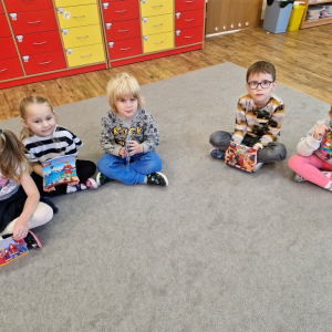 Dzieci trzymają książeczki - upominki zafundowane przez Rodziców z okazji Dnia Postaci z Bajek