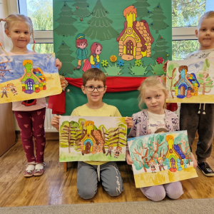 Dzieci prezentują prace plastyczne "Jaś i Małgosia w lesie"