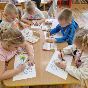 Dzieci kolorują pisakami "chatkę Baby Jagi"