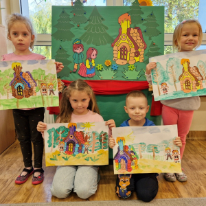 Dzieci prezentują prace plastyczne "Jaś i Małgosia w lesie"